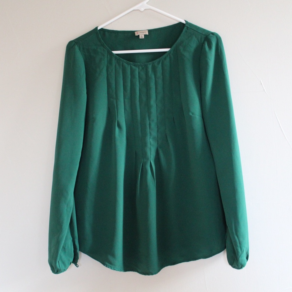 Emerald green blouse. Size small.